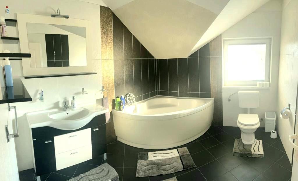 Villa 2 Etagen Mit Grossen Garten Modrica Экстерьер фото